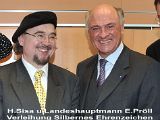 H.Sisa u.Landeshauptmann E.Pröll, Verleihung Silbernes Ehrenzeichen 2009.jpg